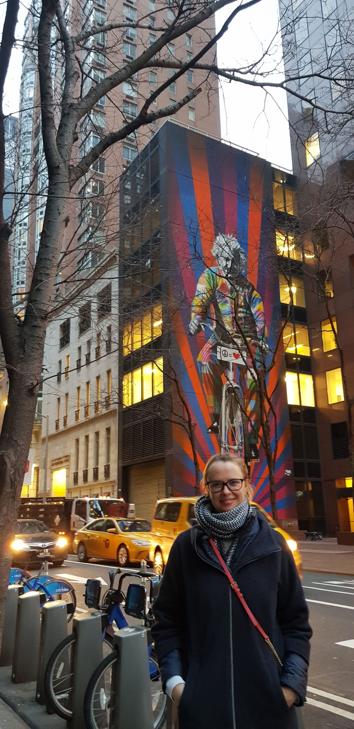 Gretel in New York vor einem Wandgemälde mit Einstein