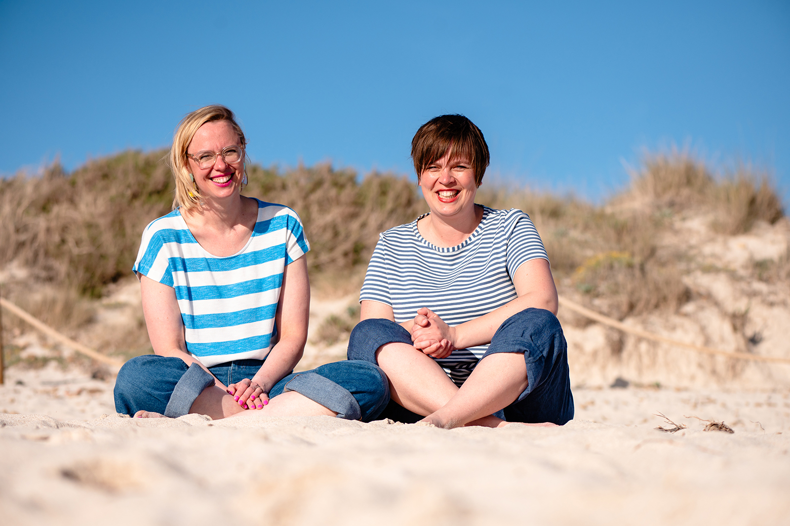 Gretel sitzt im Strandkorb und schreibt in ihren Planer